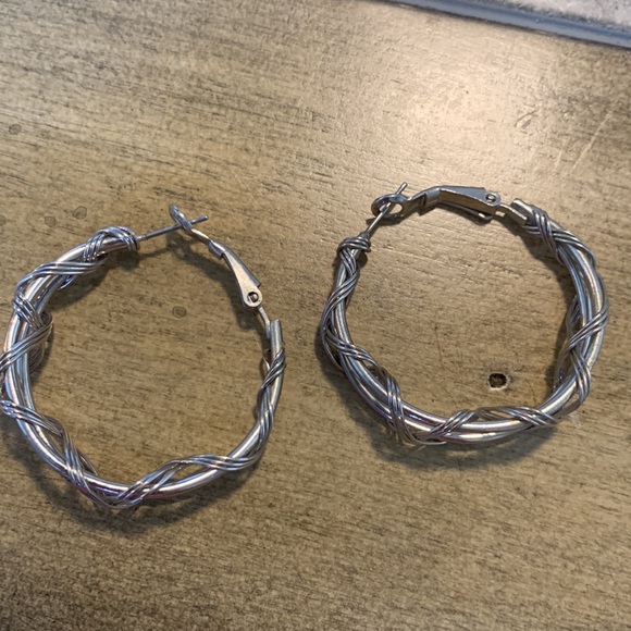 Handmade silver wire hoop earrings - Picture 3 of 3